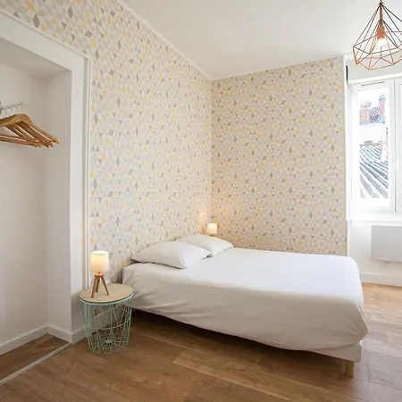 Audrey-quartier Mairie-arenes Antiques-climatise