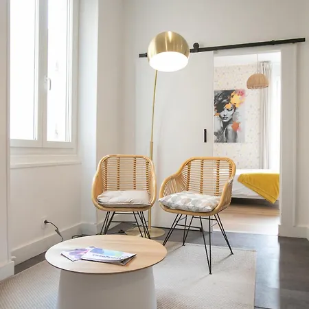 Audrey-quartier Mairie-arenes Antiques-climatise *